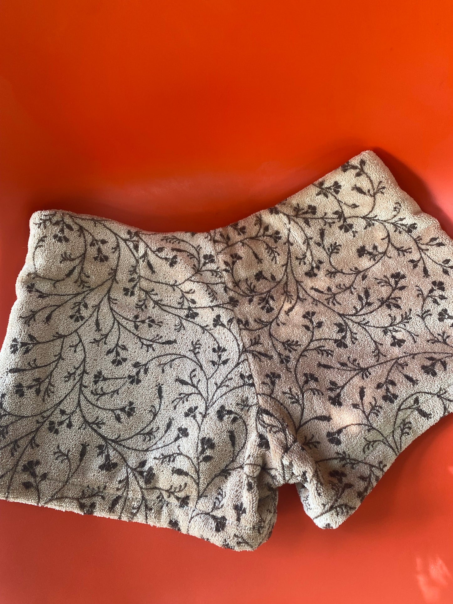 Queen Bee Short in Beach Vine