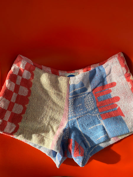 Queen Bee Shorts in Beach Cafe