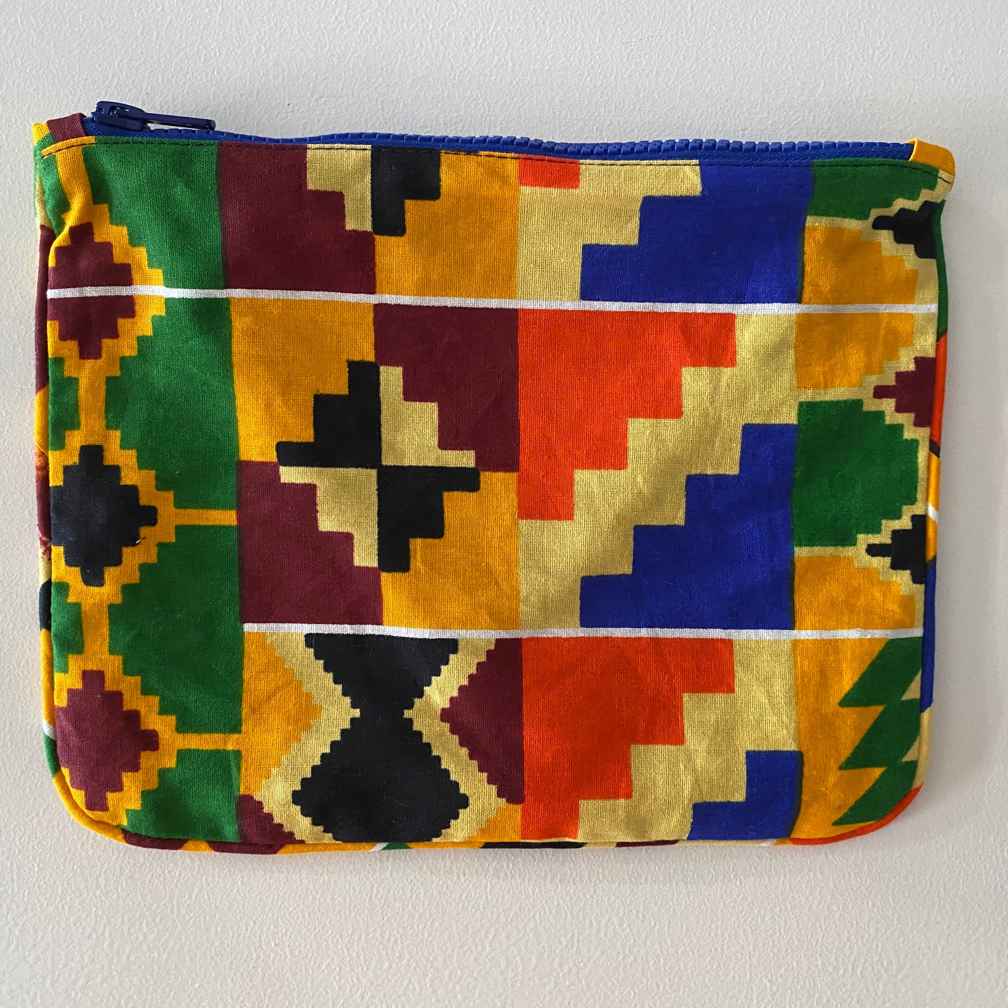 Playa pouch in Kente Multi